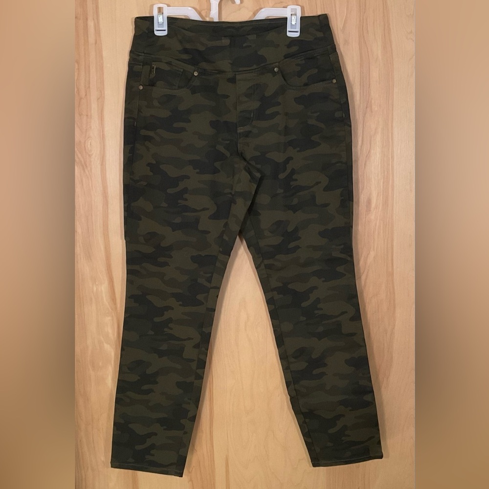 *Final price - Last chance* - Belle Kim Graver Camo Pull On Pants - NWOT